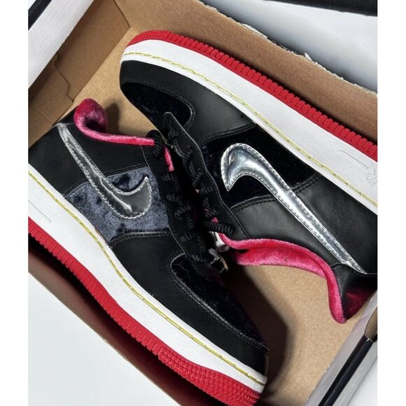 5.5Y | 7 WOMEN'S NIKE AIR FORCE 1 LOW PREMIUM HOUSTON BLACK /RED DZ5296 001 - Picture 8 of 9